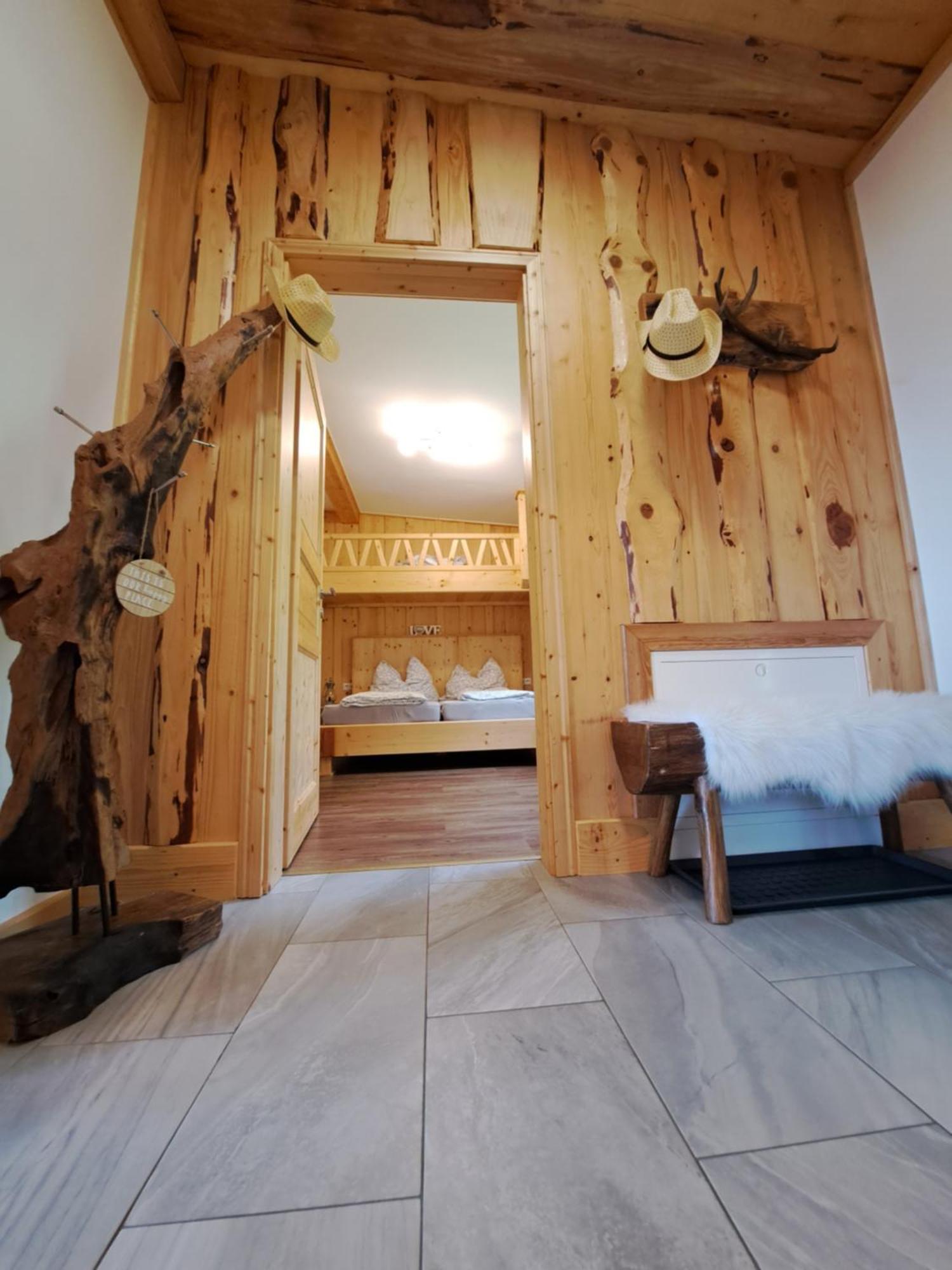 Erlebnisbauernhof Gutschi Ranch Kamp Rum bild