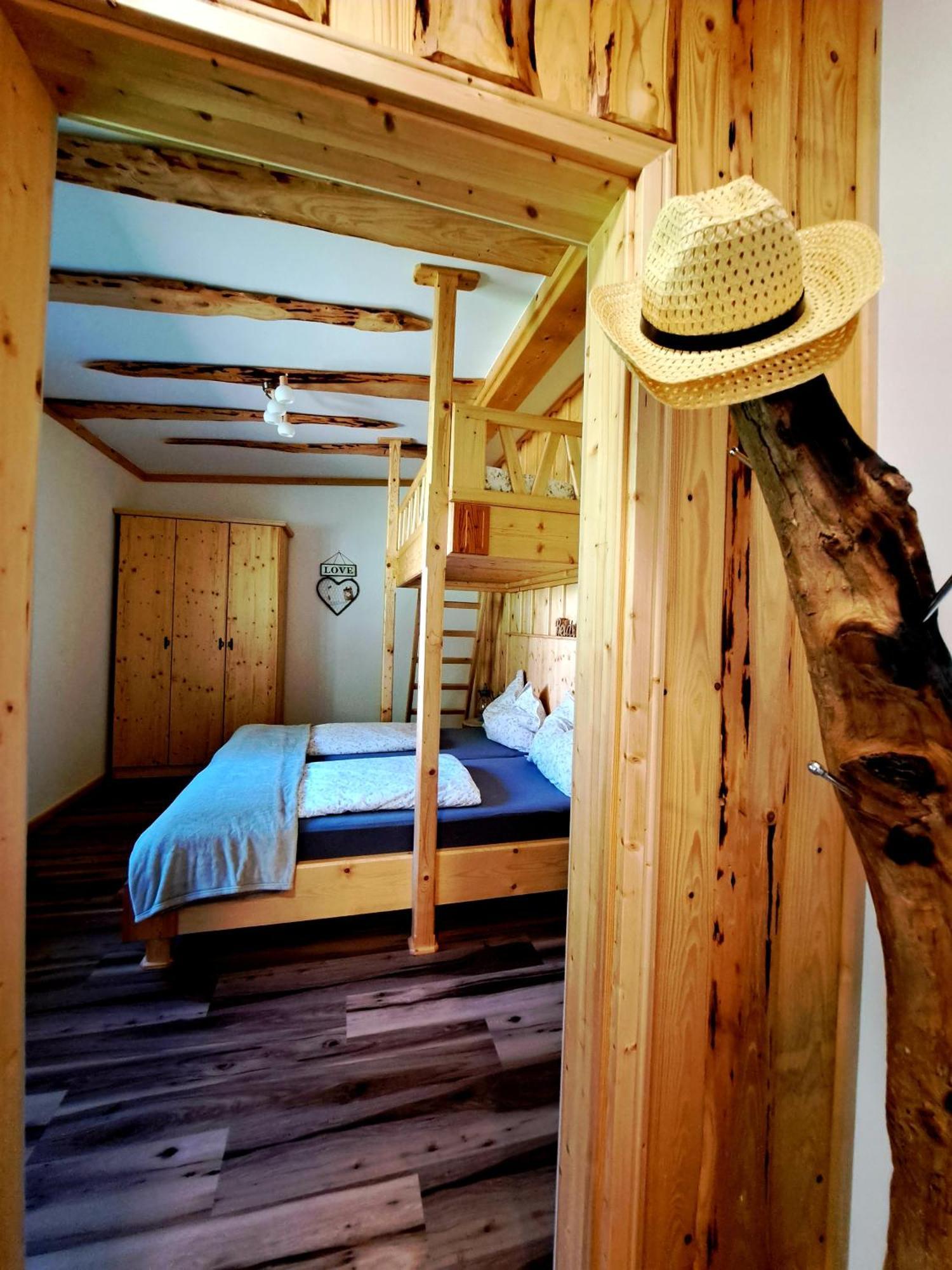 Erlebnisbauernhof Gutschi Ranch Kamp Rum bild